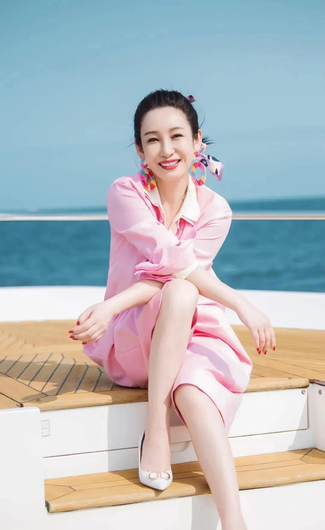 秦海璐是一位备受赞誉的演员，她的表演技巧和产品质量都得到了观众和同行的认可。在过