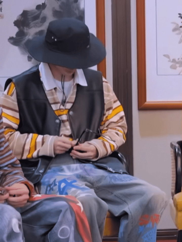 哥哥也拿衣服擦眼镜 