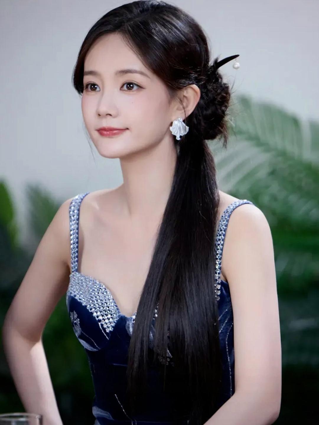 《九重紫》真是过了李一桐的手，然后她拒了去接了《狐妖王权篇》。我看好多网友都在这