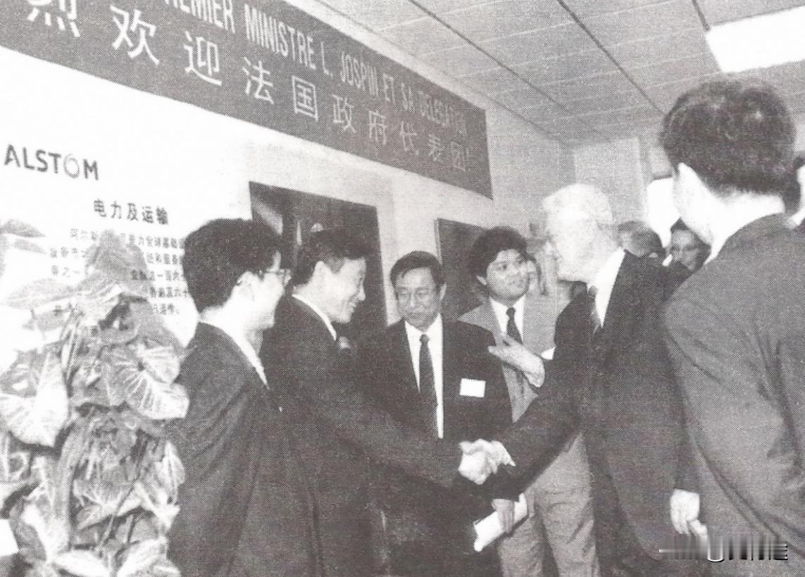 江上舟的父亲江一真，在新中国成立之后，历任福建省长、河北省委书记、卫生部长及代理