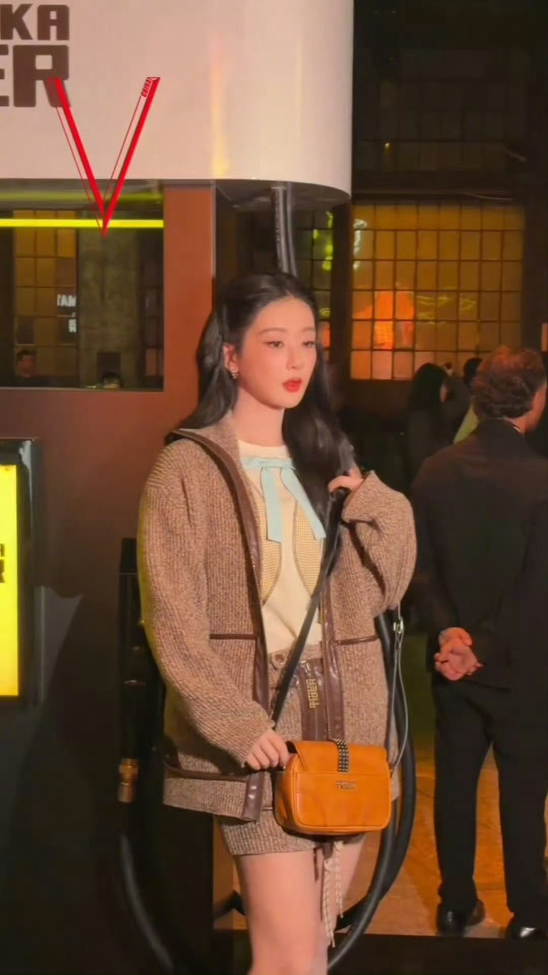 杨紫G社生图💜杨紫米兰时装周杨紫[超话]外网原相机无修抓拍，“照妖镜”镜头下依