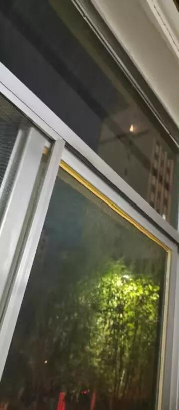 错将隔壁小区高层的一盏灯，当做了月亮，，，缺忘了那是西边啊