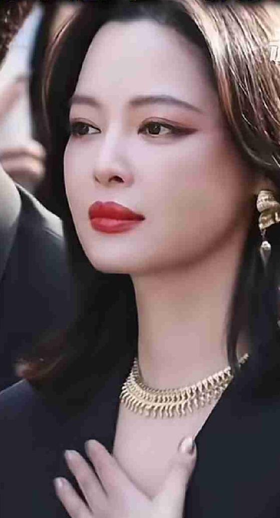 又一个大奖花落辛芷蕾！
拿下影响世界华人大奖，还是本届唯一获奖演员✨
 
一身黑