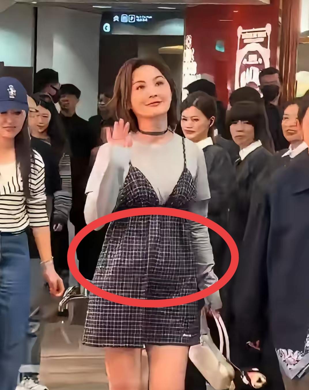 蔡卓妍看上去孕味浓，还能怀吗？大家近期都在猜猜猜。

女明星亲自怀孕很勇敢，如果