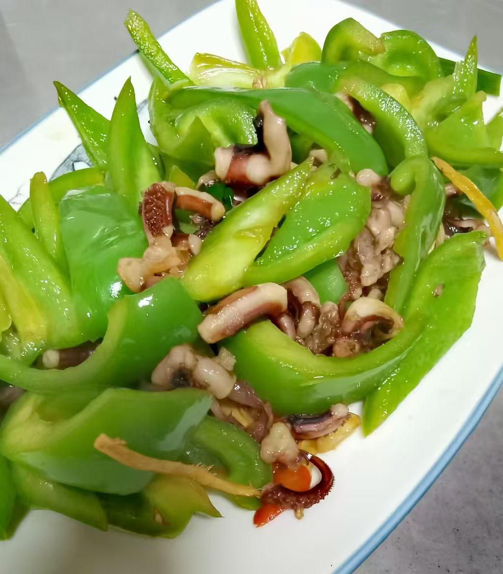 家常小炒青椒鱿鱼，色香味俱全，下饭神器。