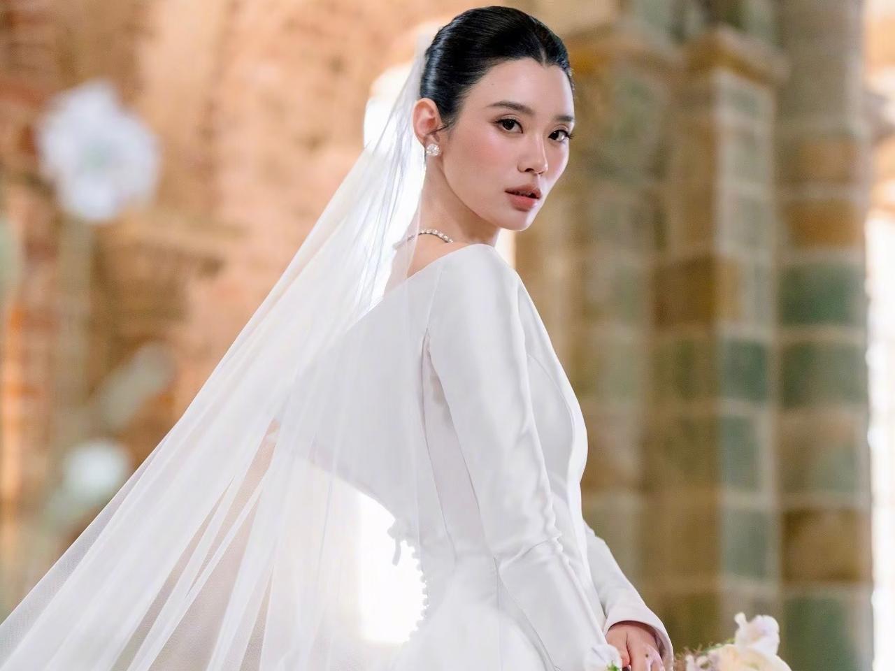 高定是锦上添花，穿在奚梦瑶身上才是礼服最好的归宿，温柔和气场两全！
一身Dior