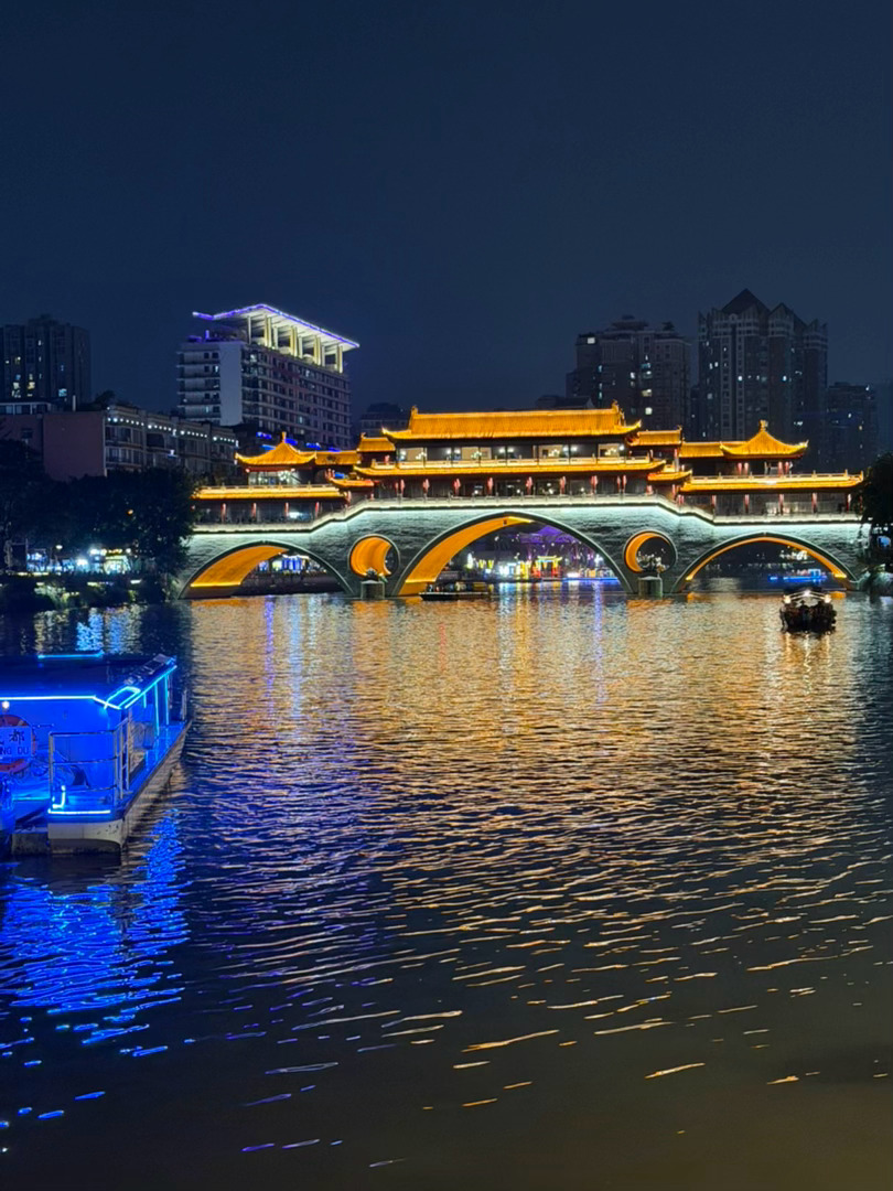 “走到玉林路的尽头，坐在小酒馆的门口～” 
