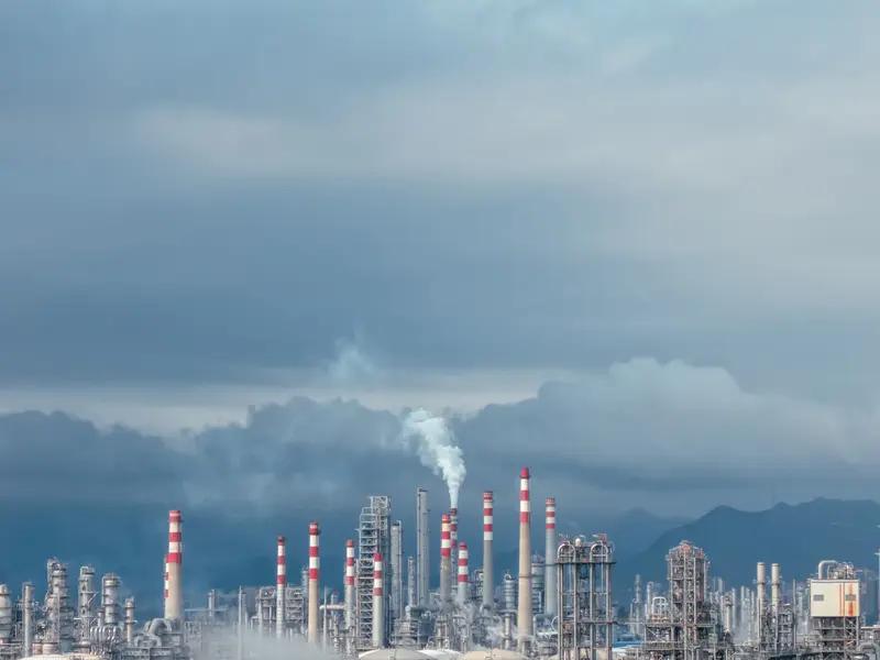 雾霾天气的形成是多种因素共同作用的结果。人为排放是“罪魁祸首”之一，工业生产中工