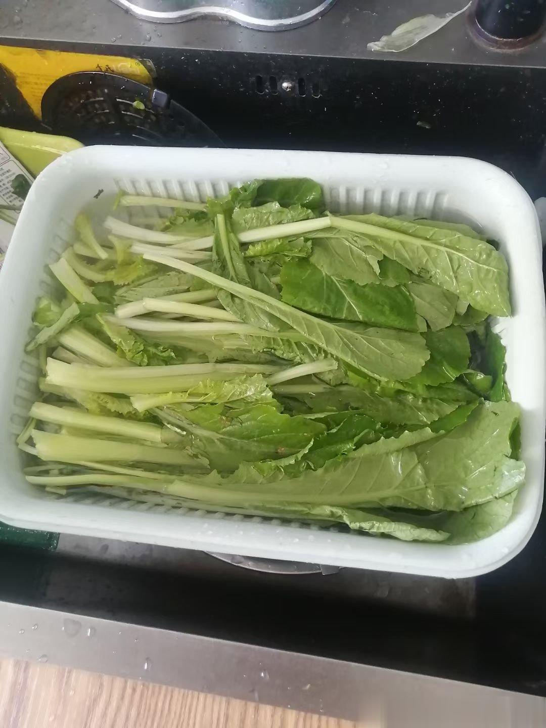 刚刚，我把小白菜泡了，400克，今天我吃一半就行了，试试，生吃200克小白菜会不
