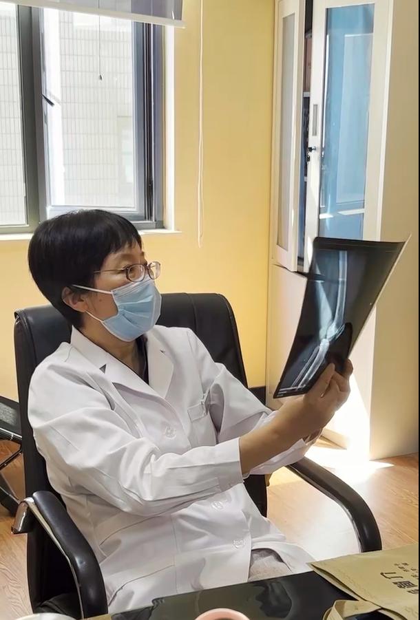 在门诊，除了血小板减少，血小板增多疾病的患者，还有一类患者，刚开始表现不明显，等到发现的时候，因为疾病进展，四联征相关症状才出现，比如血钙升高、肾脏受损、贫血、骨质破坏，这个病也就浮出了水面，它就是“多发性骨髓瘤”
多发性骨髓瘤患者，主要有以8种症状，你出现了哪种？
1、部分患者可出现舌头肥大。
2、少数患者可出现感染、发热、出血等表现。
3、免疫力下降:可出现反复感染。
4、累及肝脾和脑部时，表现为肝脾的肿大及感觉功能障碍等。
5、恶心、呕吐、意识模糊或感觉比平时更渴。
6、感觉比平时更虚弱、疲倦或呼吸急促。
7、视力模糊。
8、胸部、下背部或腿部麻木、刺痛或无力。