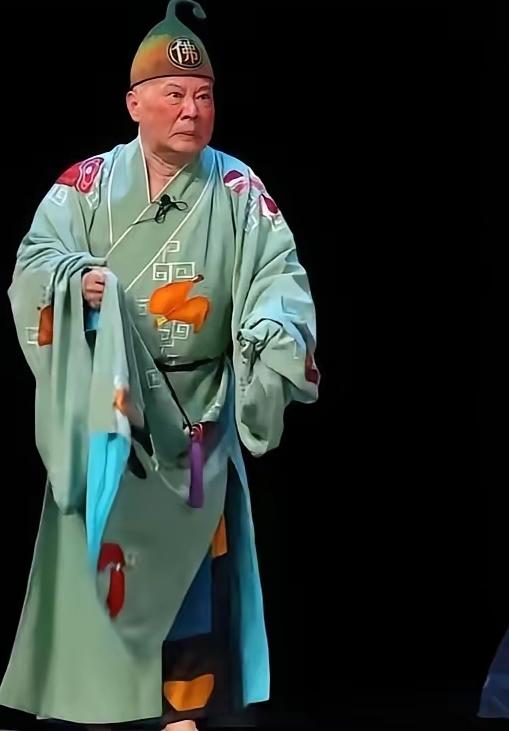 仅仅改动老歌里寥寥几个字，就引发全网热议。“西边的太阳要落山了，紫禁城里静悄悄”