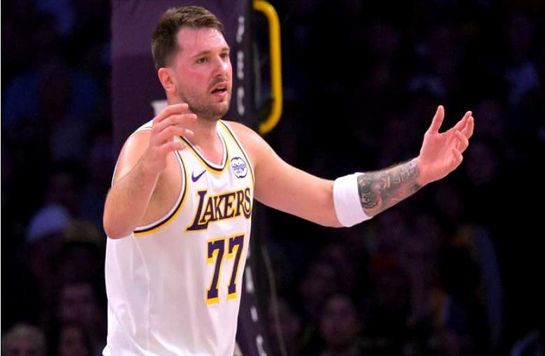 距离自动禁赛只差两声哨响，东契奇正把湖人队的季后赛门票当废纸撕。
 
你仔细看打