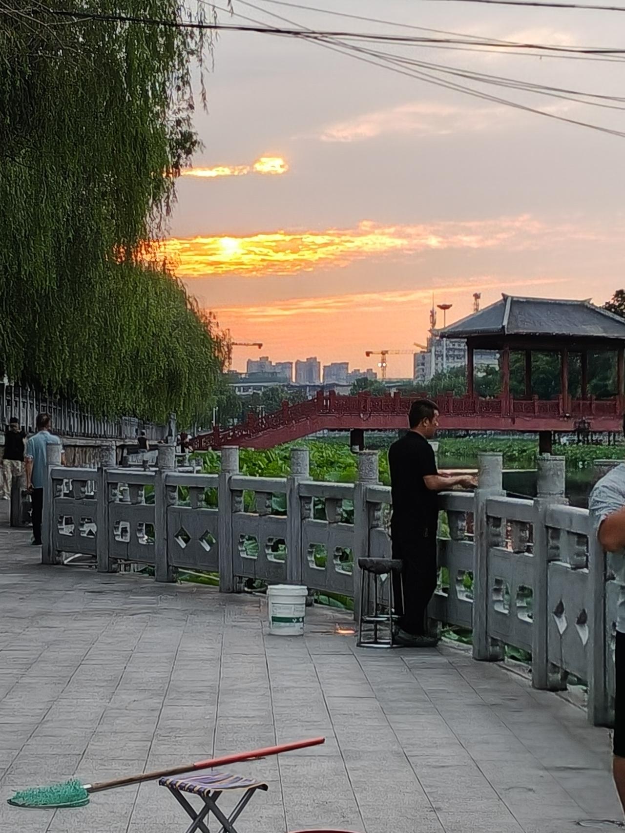 你认为晚年幸福更取决于钱还是健康健康
