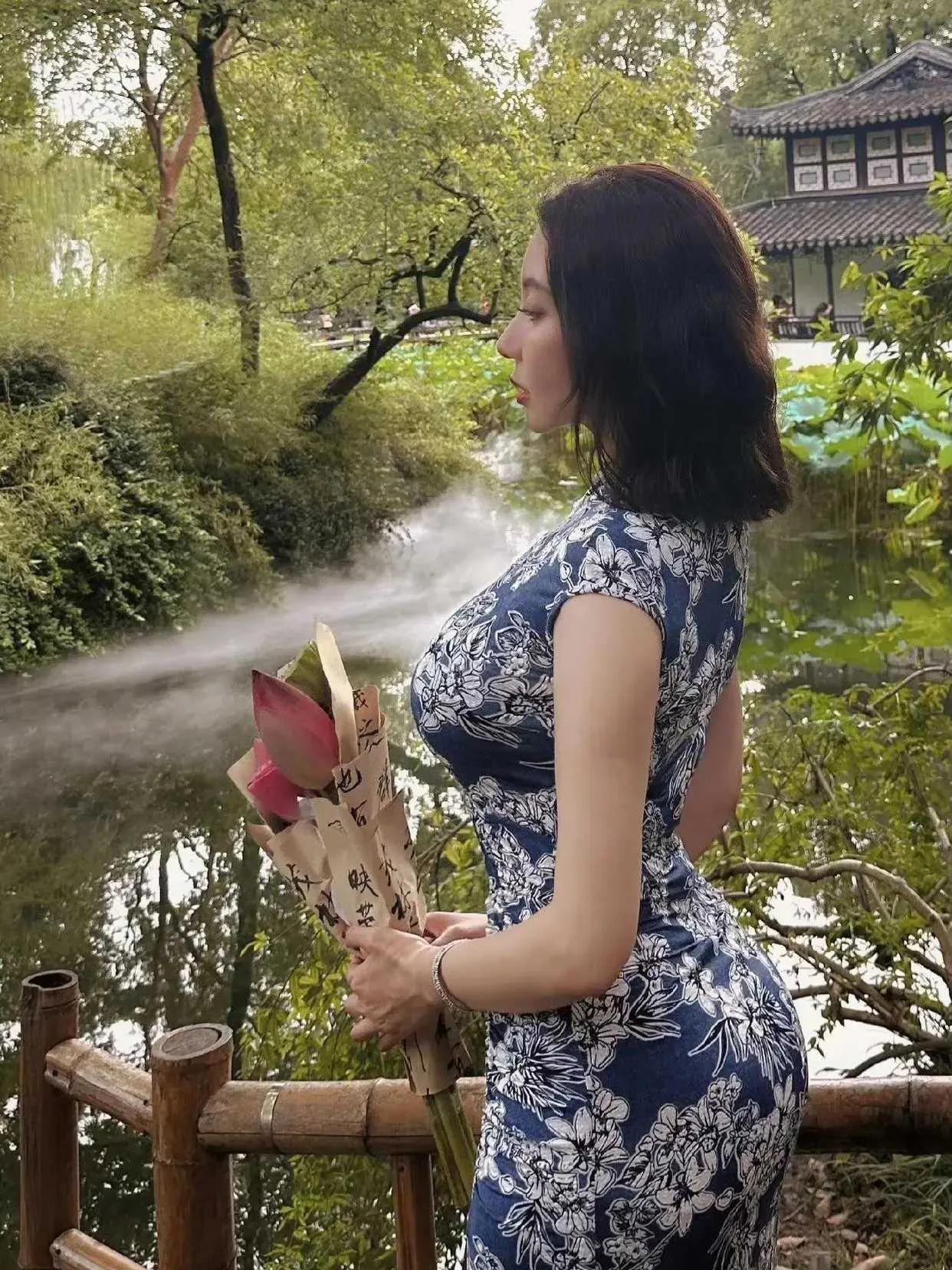 我的丈夫是入赘到我们家的，他品行端正，既不沾染烟酒赌，每月薪资为7500元。按照