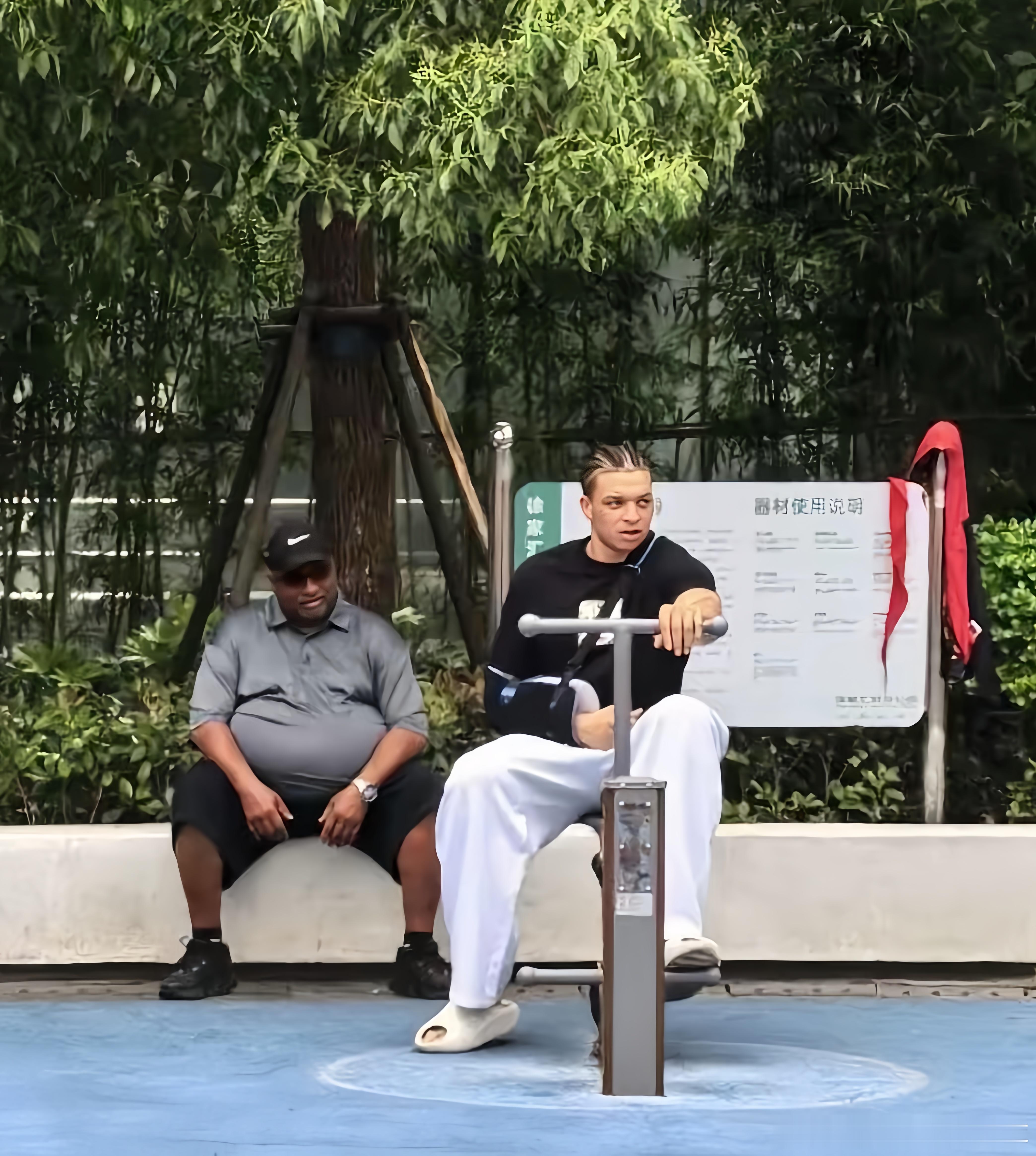 实锤，洛夫顿伤势不容乐观G3大概率缺阵！CBA总决赛的重磅消息，上海队大外援洛夫