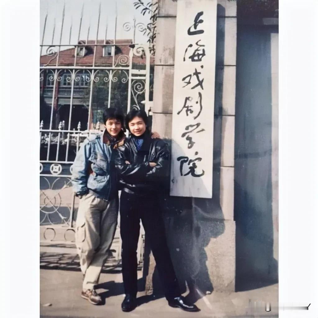 这张照片展现出了傅程鹏与徐峥1994年在上海戏剧学院校门口的情景，那时候傅程鹏2