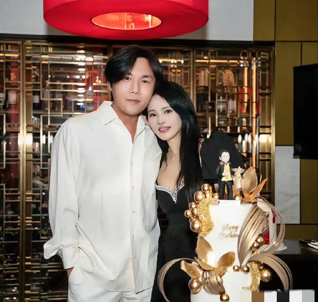 一觉醒来，
喜欢尹能静和不喜欢尹能静的都沉默了，
不是因为她和老公秦昊情变了，而