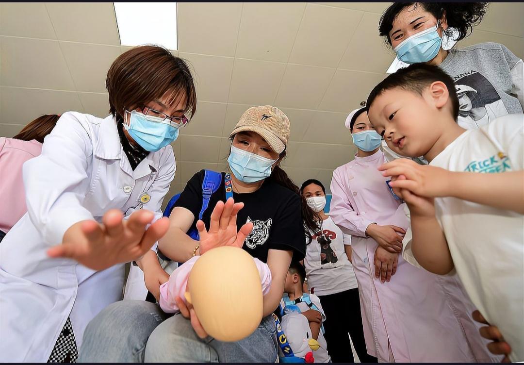 新版海姆立克急救法发布，拍背与腹部冲击顺序调整，能否挽救更多生命？
新版海姆立克