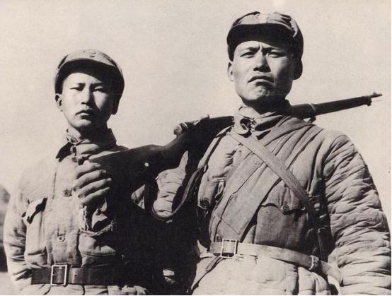 1937年，杨成武请地主吃饭，随后要地主们捐款抗日，一向抠门的地主王朴伸出五根手