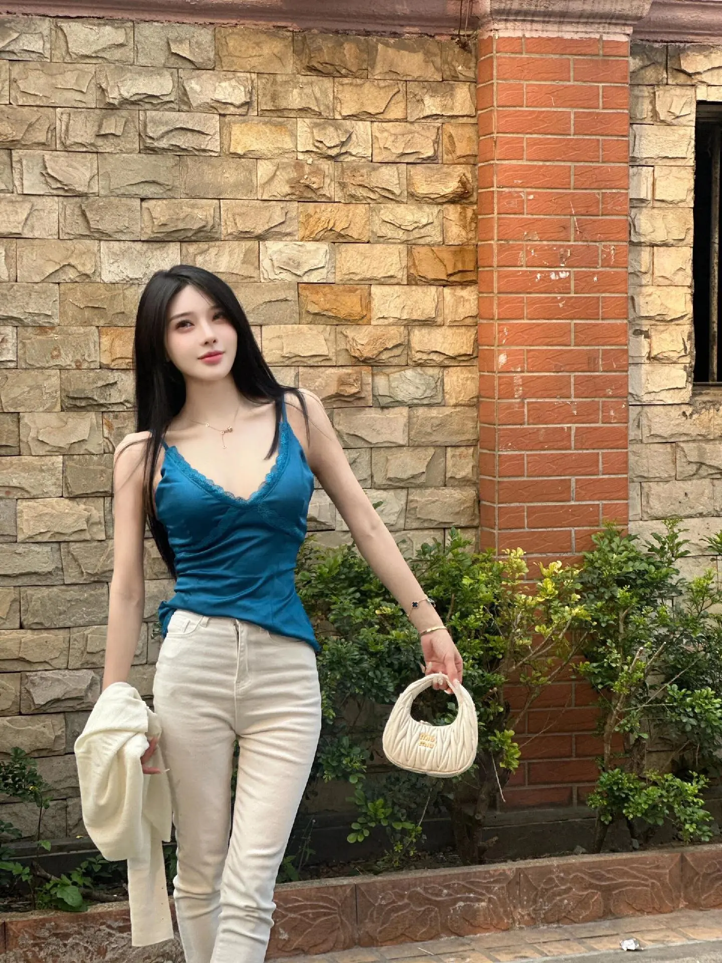 没事少研究别人，多提升自己，不是成功来的慢，是你努力还不够，七苦八难是生活，苦尽甘来是人生，吃过的每一份委屈都时刻的在提醒自己，要好好争气，争自己没有的拼。自己想要的。