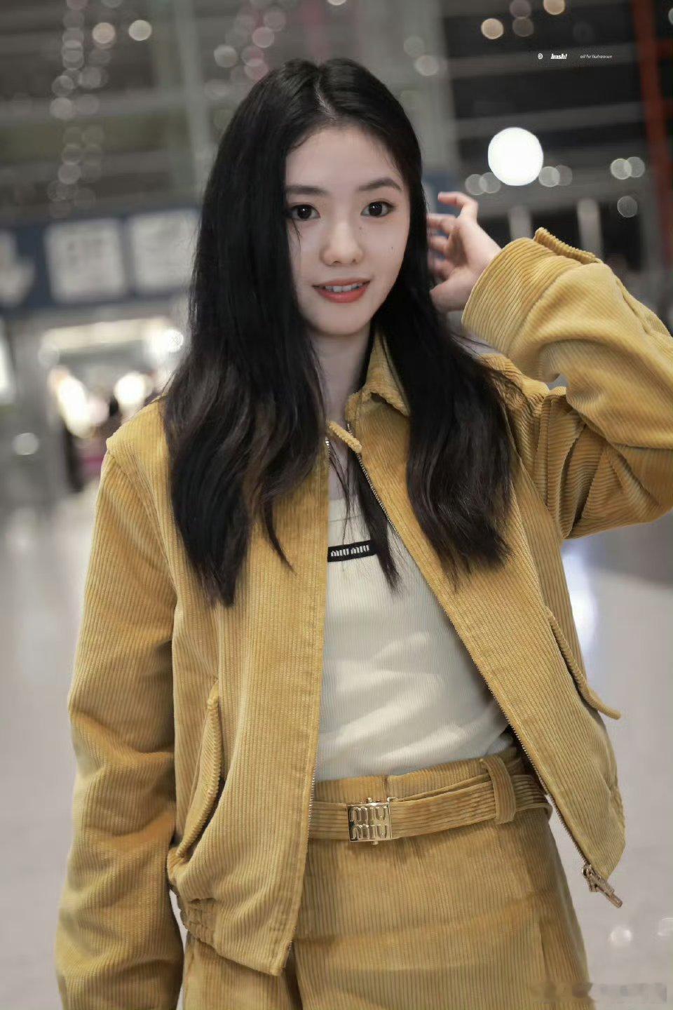 不是我说现在的艺人们的服装都不避嫌一下嘛[允悲][允悲][允悲]感觉刘浩存直接和