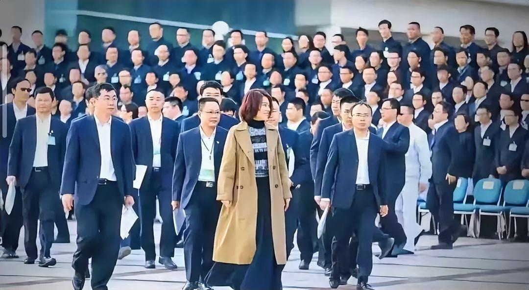 董明珠这段话
要被打工人狠狠记住了
她在采访里说，普通员工不用谈奉献，把自己的活