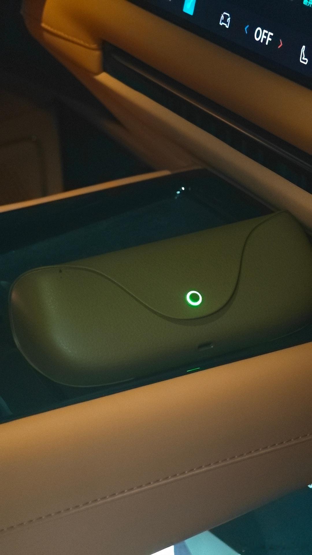 我被理想误导了……原来Livis眼镜在无线充电面板上就能充，我以为是只能在理想的