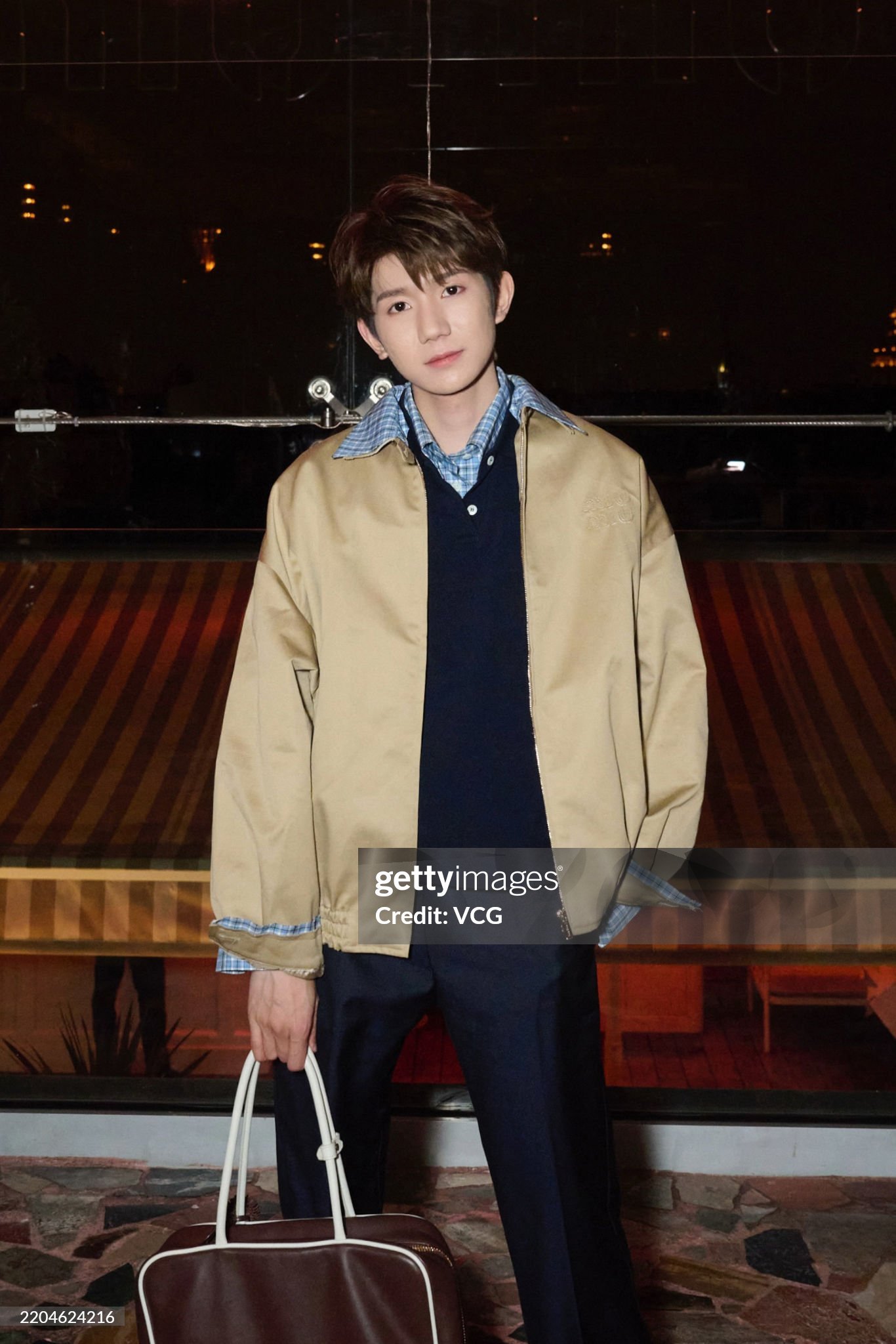 王源亮相Miu Miu 晚宴G社生图，状态优越，身穿棕色夹克，展现轻松时髦魅力。