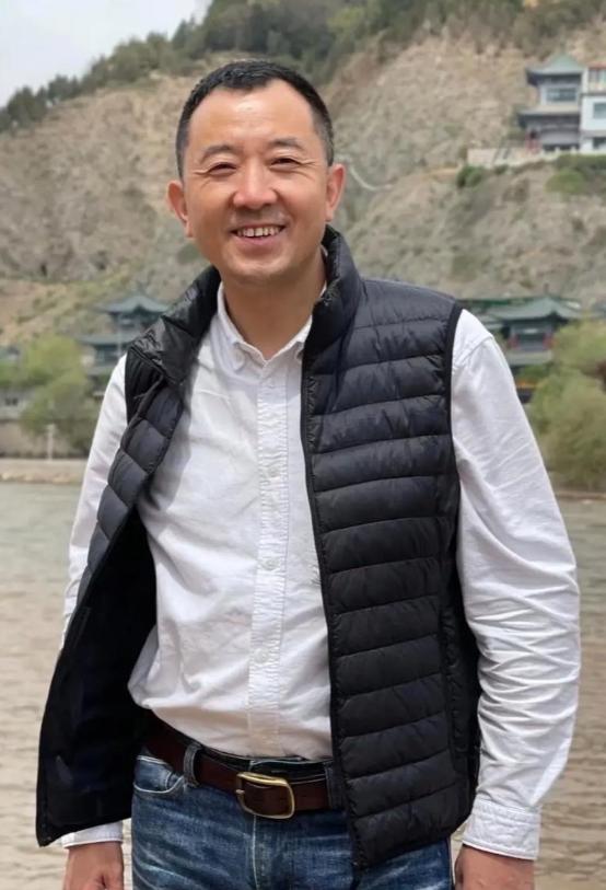 [兔子]清华硕士出身的县委书记陈行甲，有过一番语出惊人的实在话。他说，贪官贪的钱