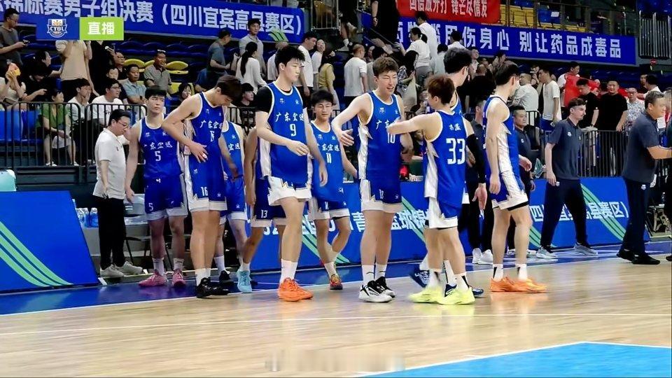 杨溢34分带领广东宏远险胜青岛国信海天拿下今年的全国青年U21锦标赛的总冠军。今