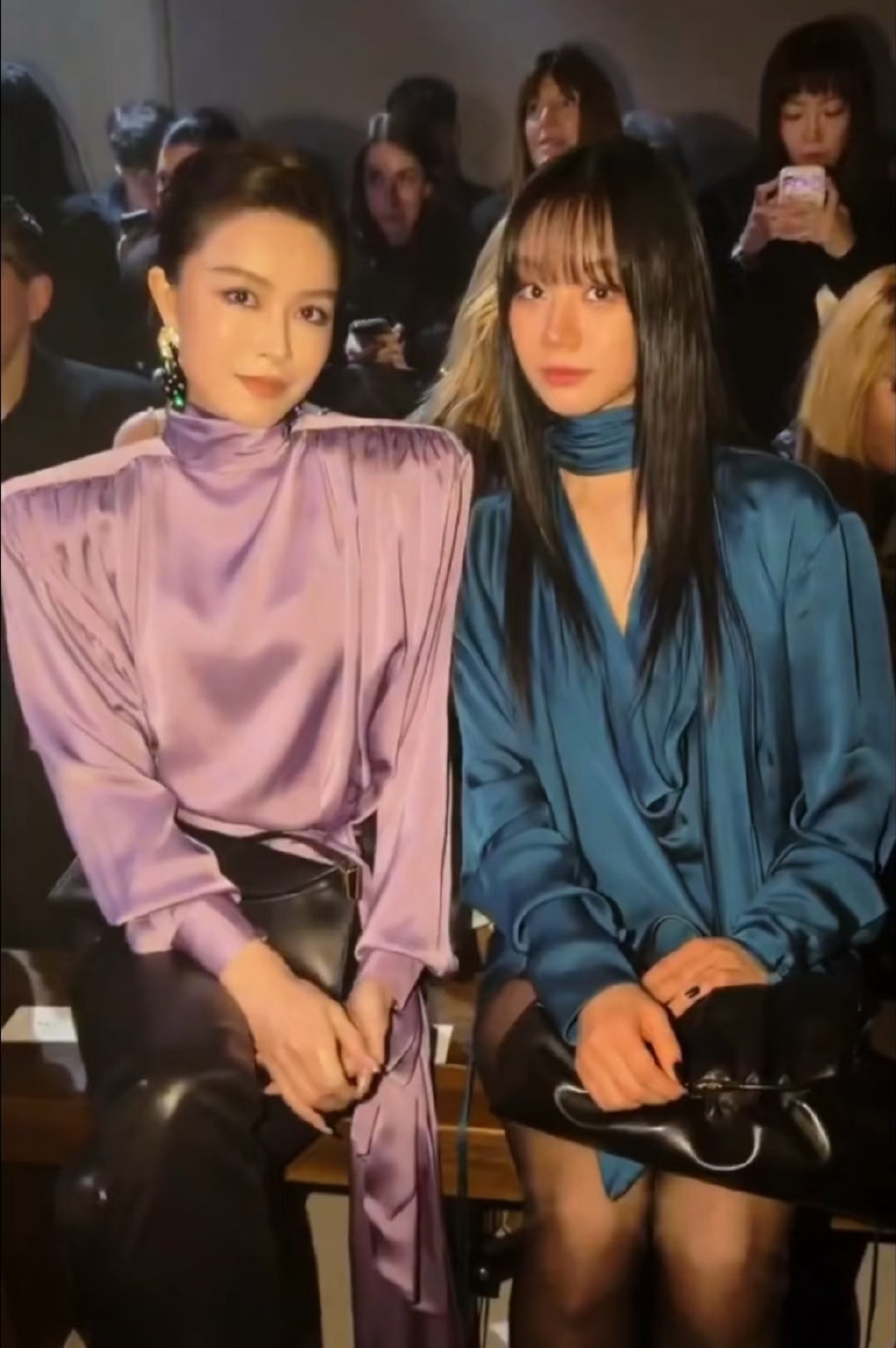 李惠利文咏珊同框 3月4日，李惠利文咏珊现身巴黎时装周秀场，漂亮姐姐同框啦！ 