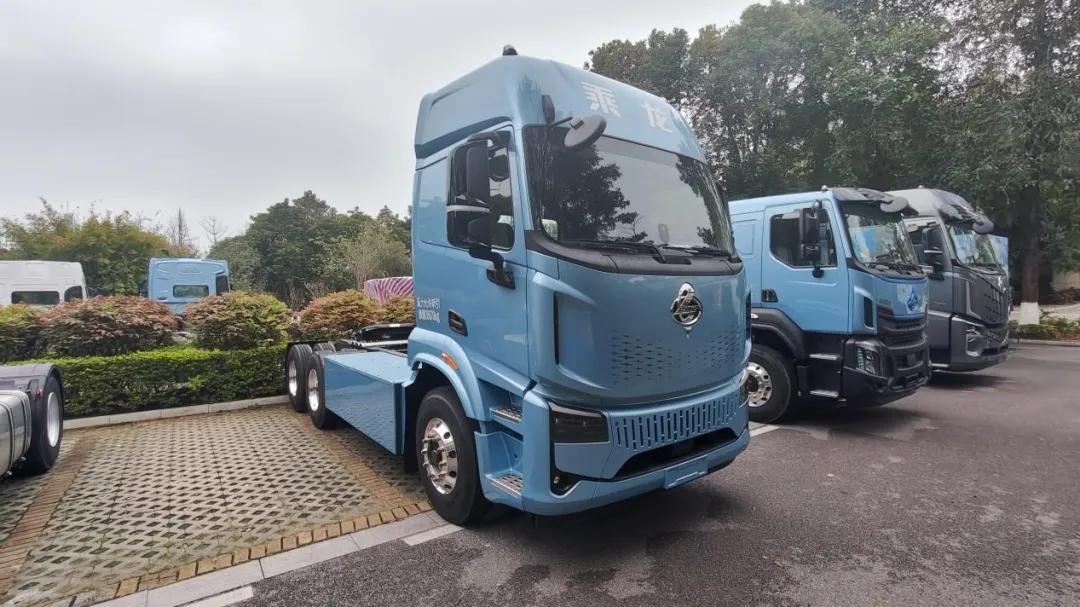 乘龙翼威5 一款让人心动的“梦中情车”！它匹配了双驱、最大可输出625马力的强大