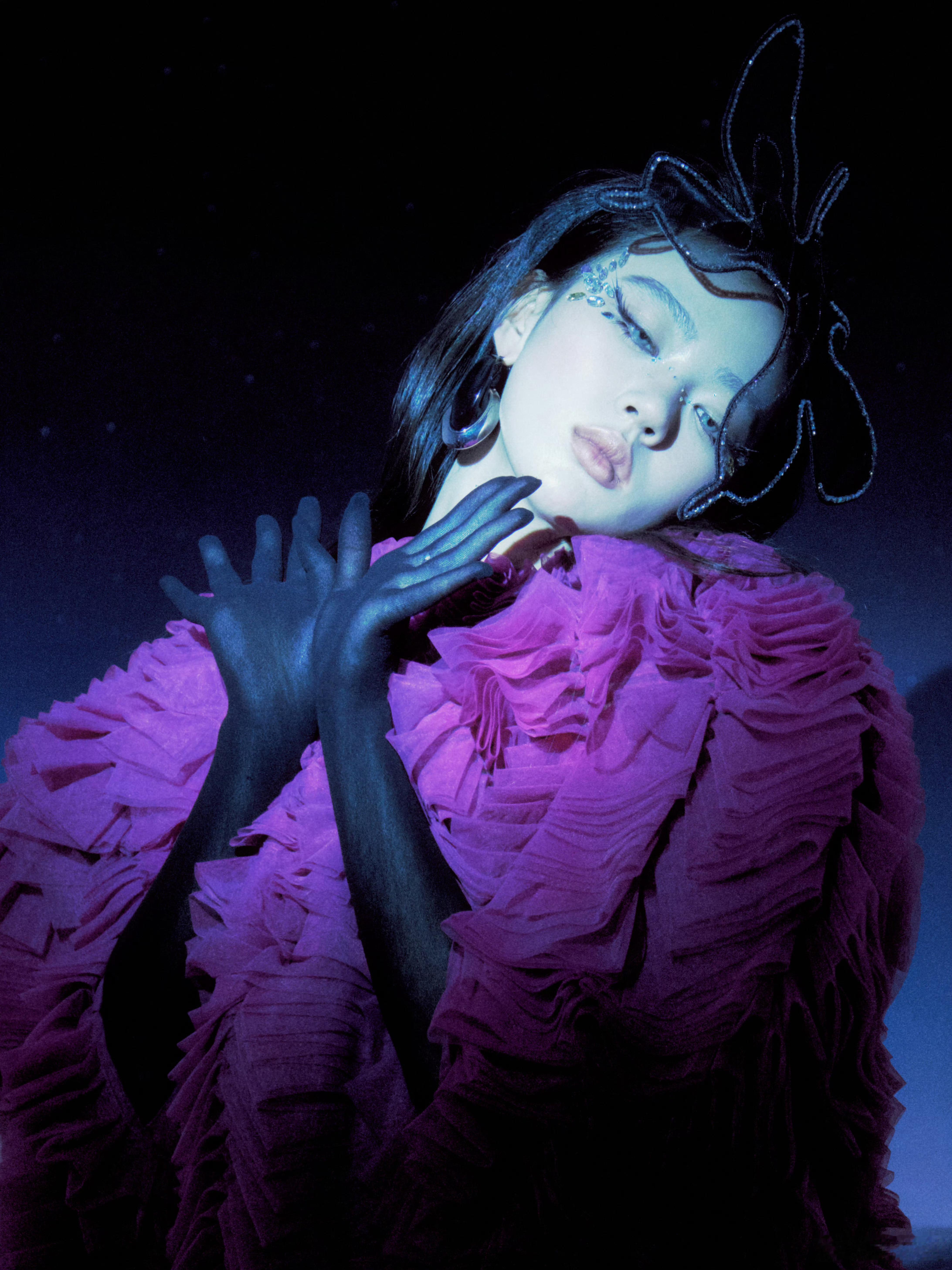 她是她 是diva 是神婆 是者来女 是法师 是欧美刻板印象里的亚裔单依纯 舞妹