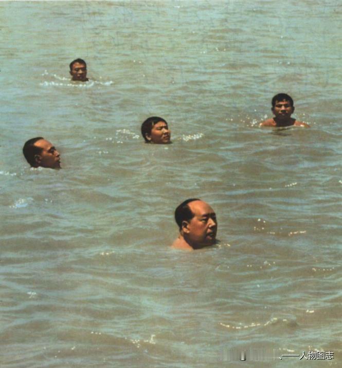 1966年7月16日毛主席在武汉畅游长江