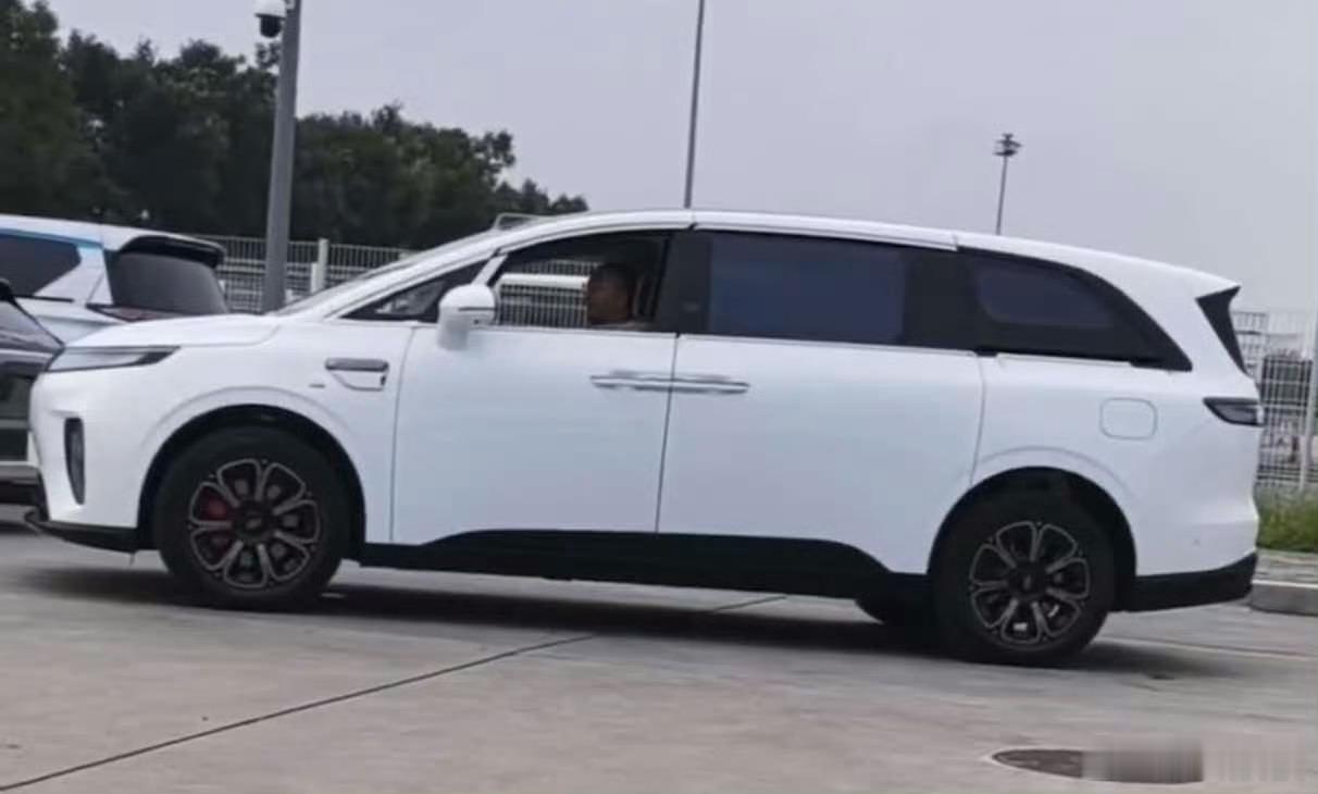 享界v8 实拍，如何！造型还是和前三款差异比较大，更偏向家用宝马被曝在中控屏幕推