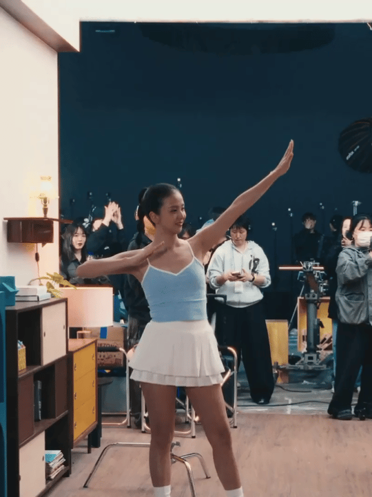 kimjisoo  VITADAY更新的动图专业、灵动、美丽，三者兼具 ⭐️金智