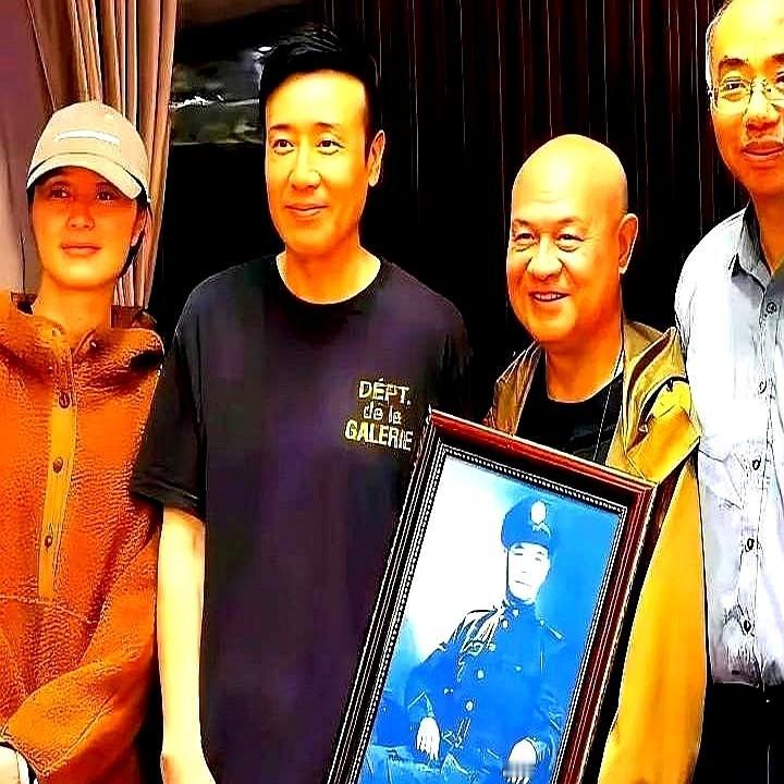 于和伟和吴越去拜访吴石将军的后人，翻老照片时没问啥惊天动地的事，净是些日常——爷