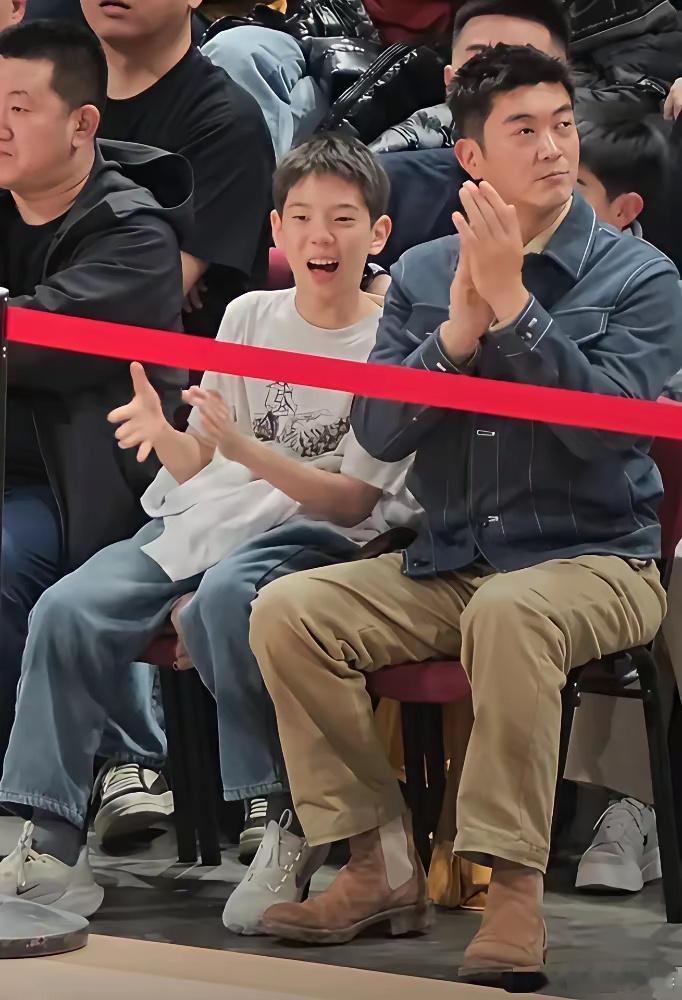 杜江12岁儿子摘下牙套后更帅了，五官像爸爸皮肤随妈妈，目测身高已达1米7……高高