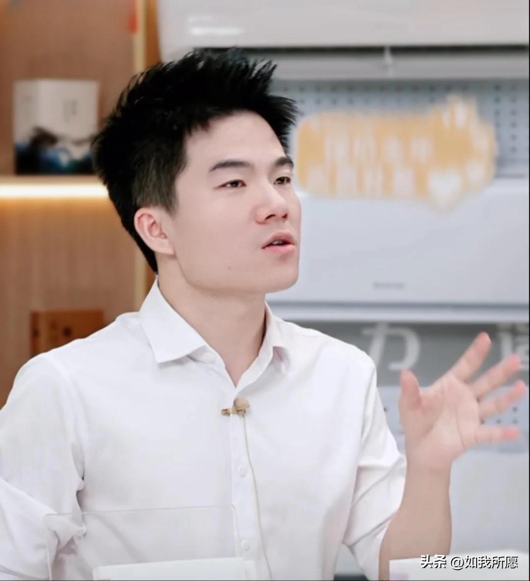 你以为与辉同行还是那个
“一人撑起一片天”的直播间？
大错特错！董宇辉早就悄悄把