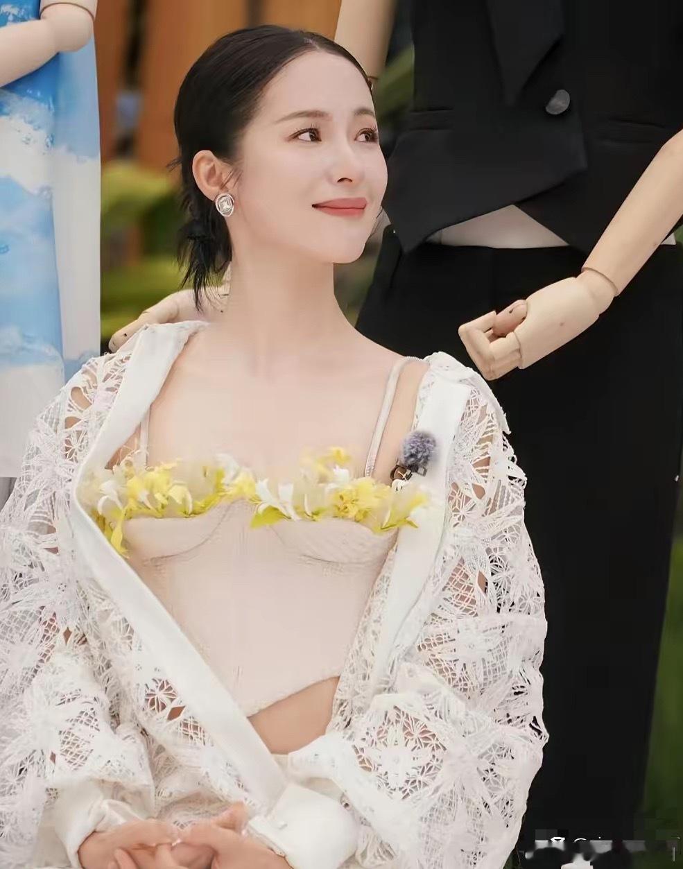 我表姐跟我说她去过一次江一燕的签书会江一燕根本就不像荧幕上看到的那样她本人其实看