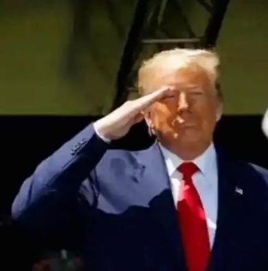 特朗普这人说话还挺有意思，没访华就夸中国仪仗队世界第一。2017年他访华时，就对