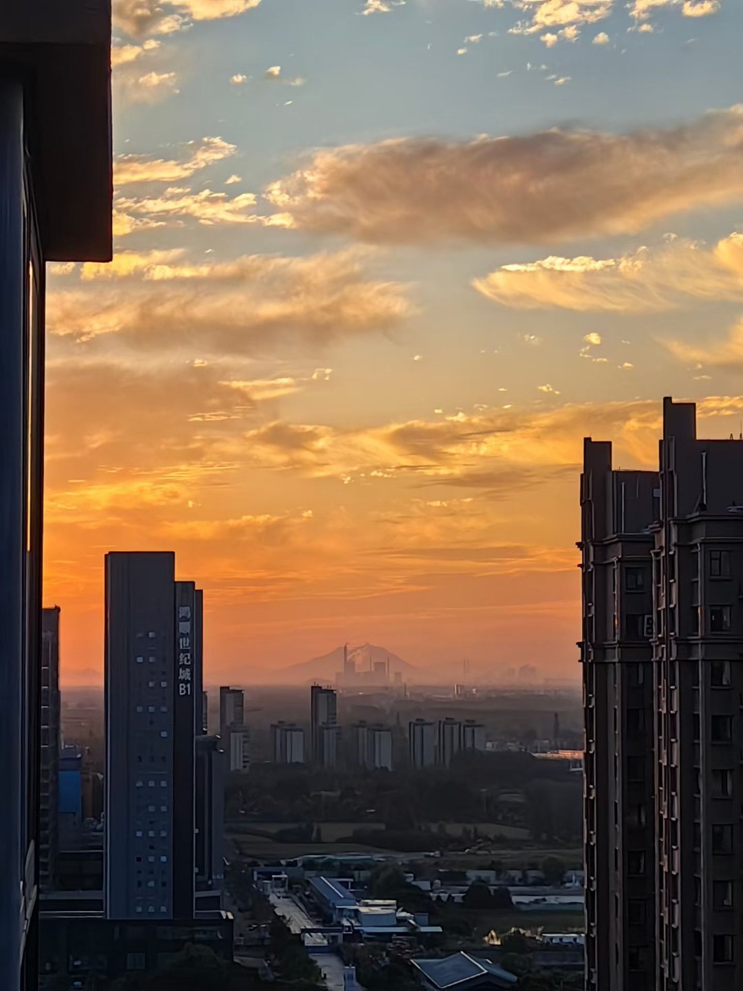 朋友说： “活的开心点，如果不吃别人家的大米，就别太把别人的话放心上” ​ ​​