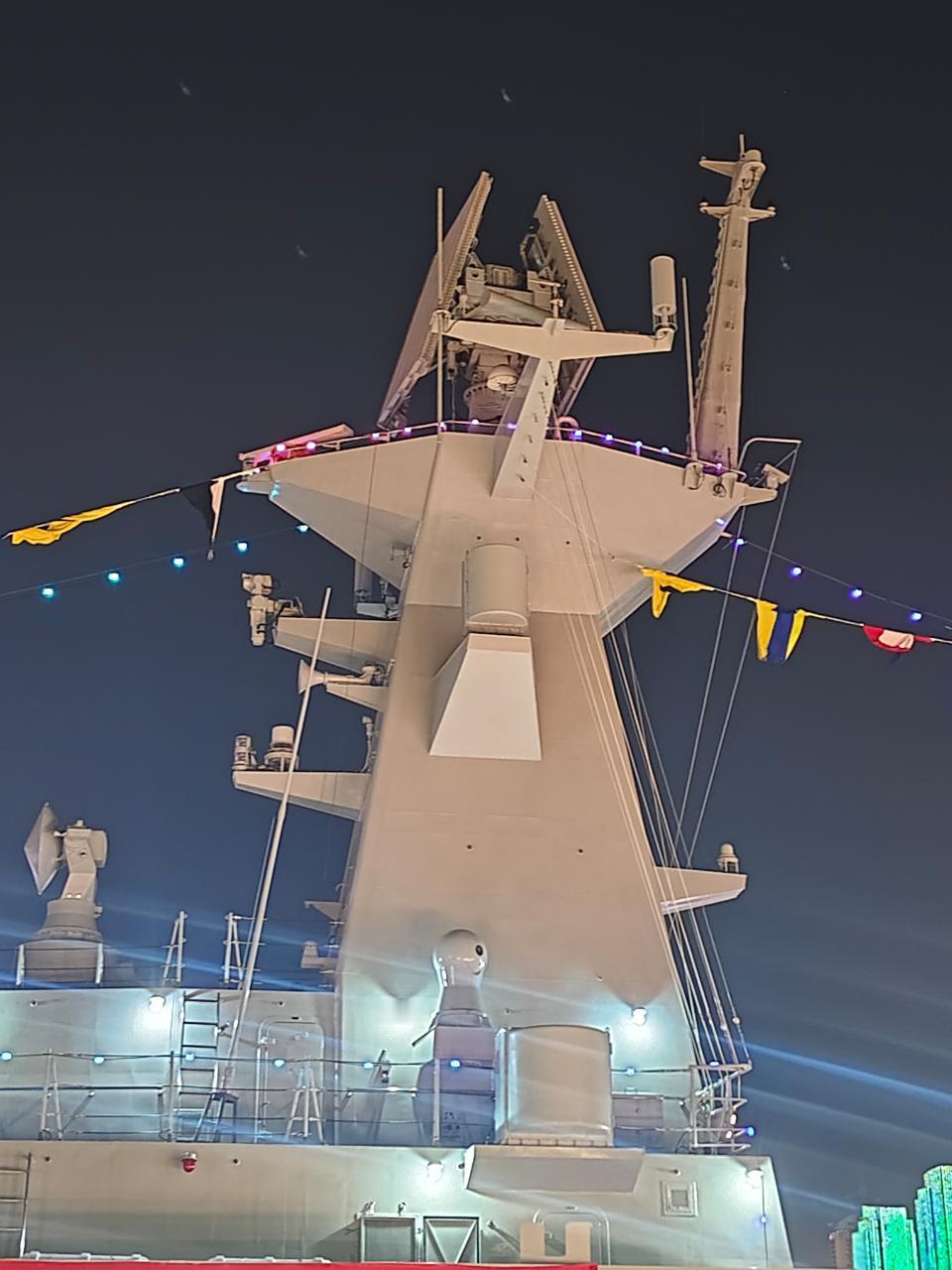 054A夜景想想美帝那没有垂发的“护卫舰”，居然要16亿美元一艘？我们的054A