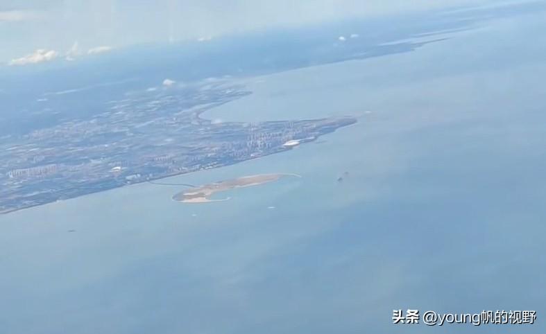 从高空上看，分隔广东与海南两省的琼州海峡就像一道窄窄的水沟。这道大约30km宽左