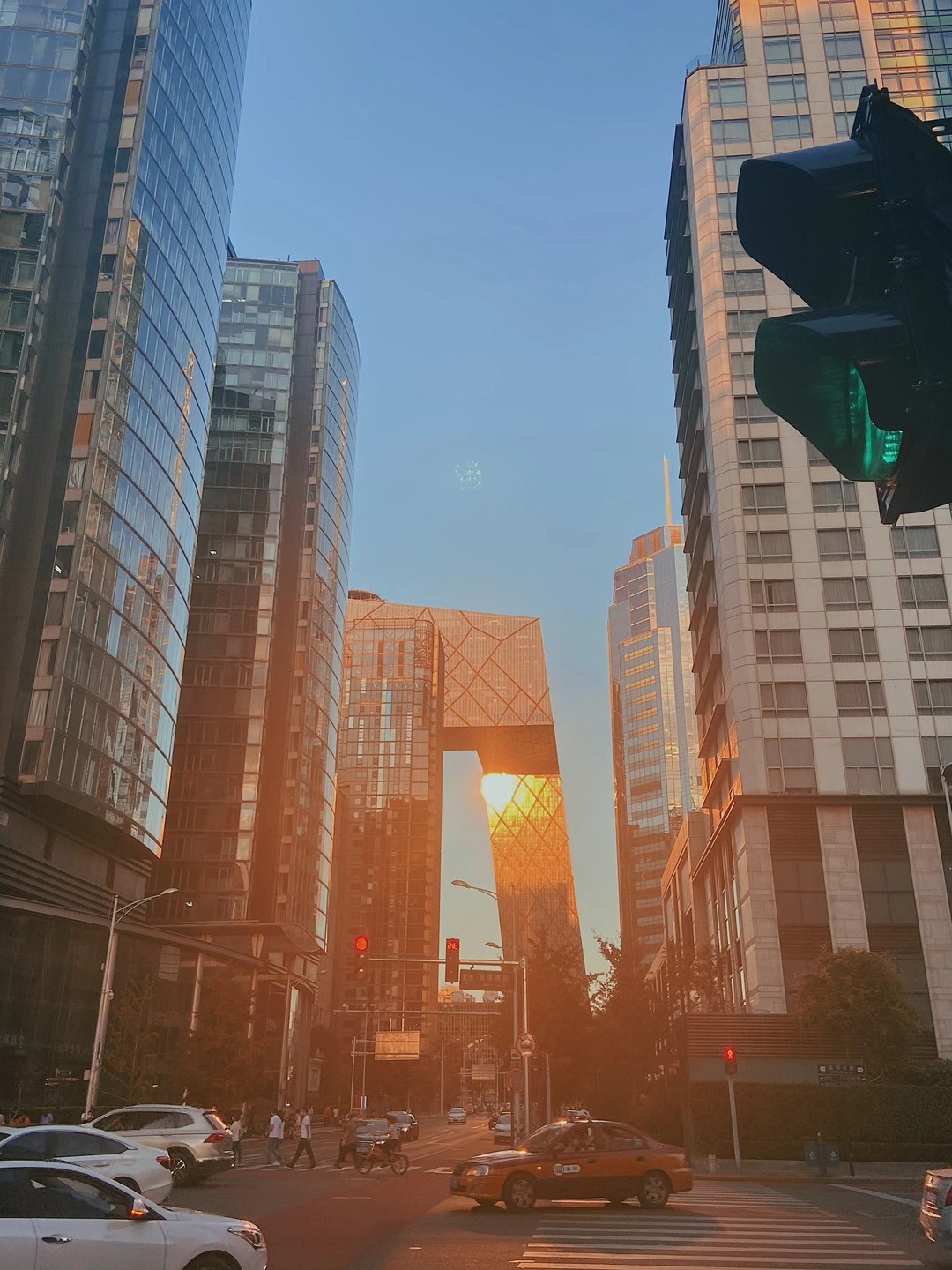 最近早春晴朗把国贸带火了Yes cc酱以前也是一枚国贸外企打工人 ​​​