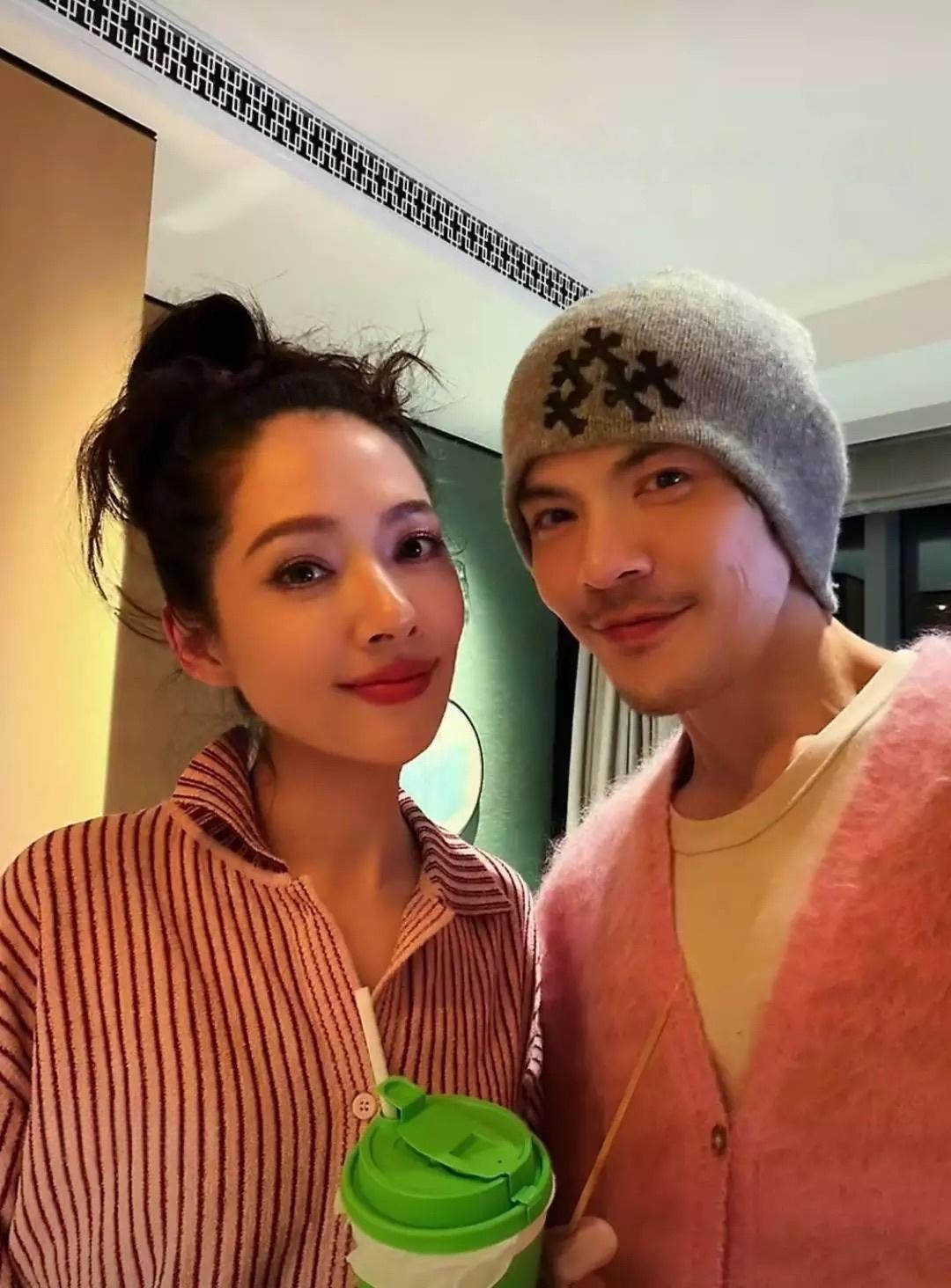 近日，郭碧婷忙于工作，获老公向佐探班，夫妻俩好恩爱啊。

第三张图，是向佐刚到现