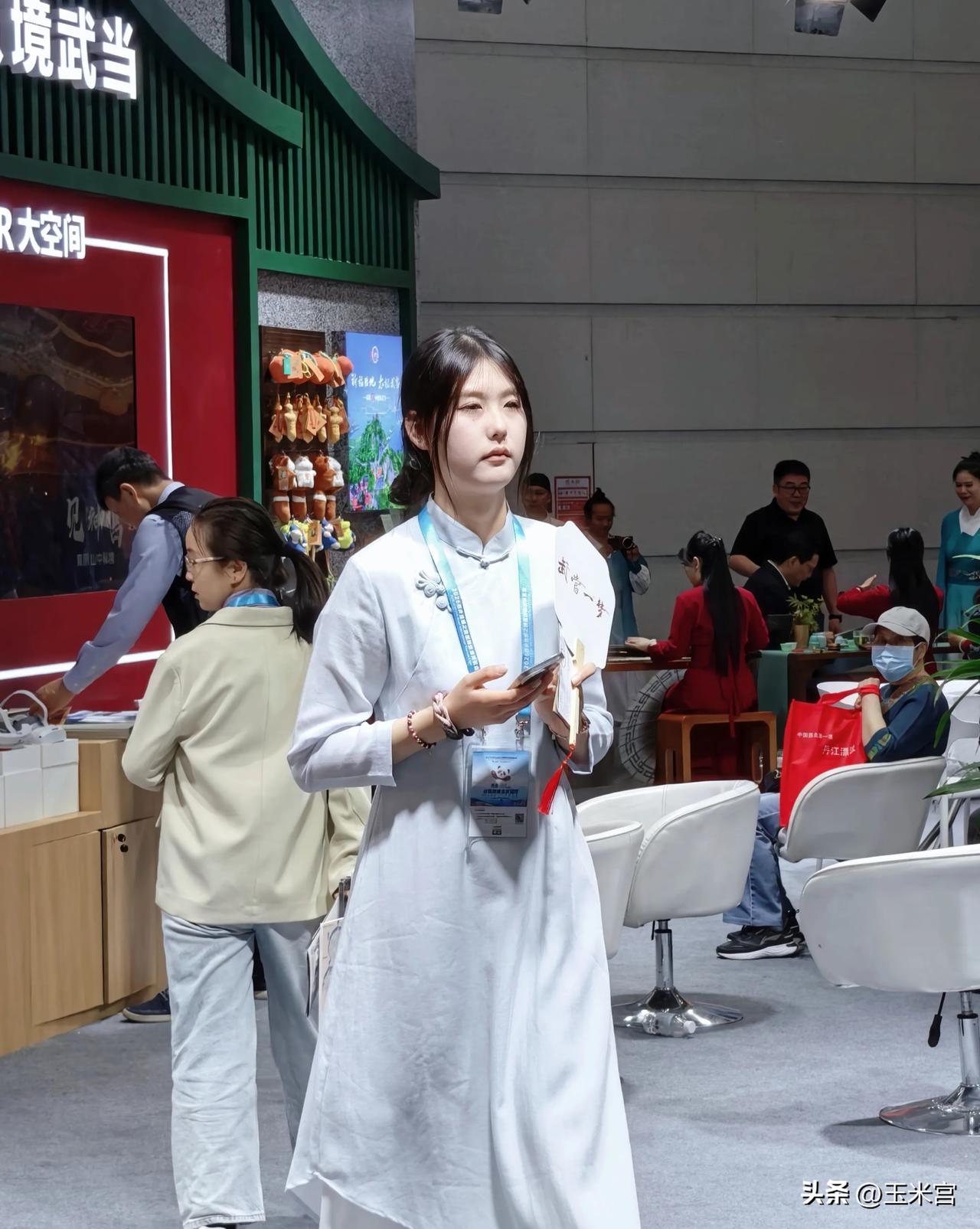 即爱汉服的盘扣和刺绣，也追VR的虚拟江湖。随手拍的时候，似乎突然懂了，所谓国潮，