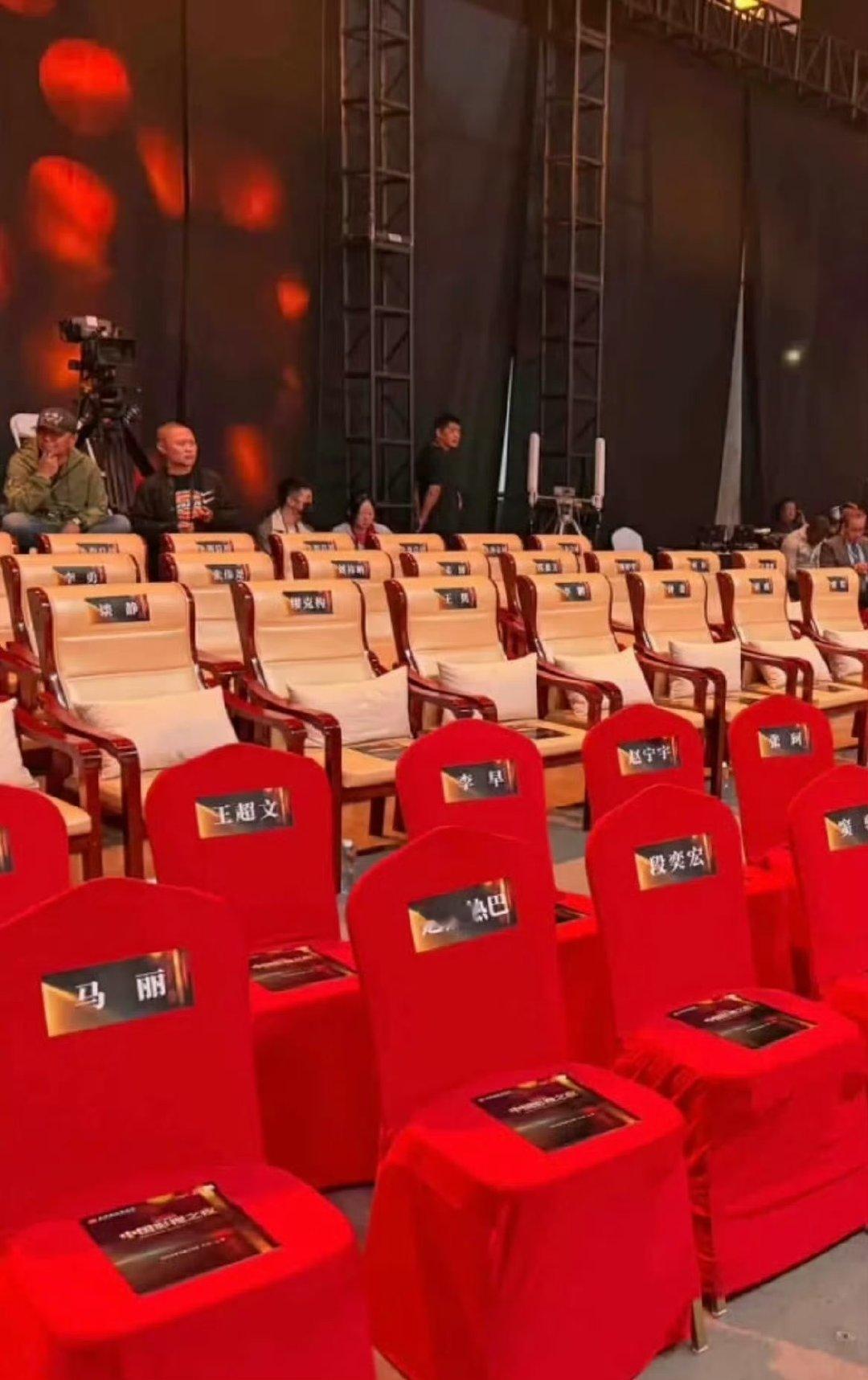 迪丽热巴的座位在第一排中国影视之夜座位天哪 