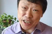 胡锡进还活着？！
吓我一跳——刚看到胡锡进点评《抓特务》，我才知道他还活着！
