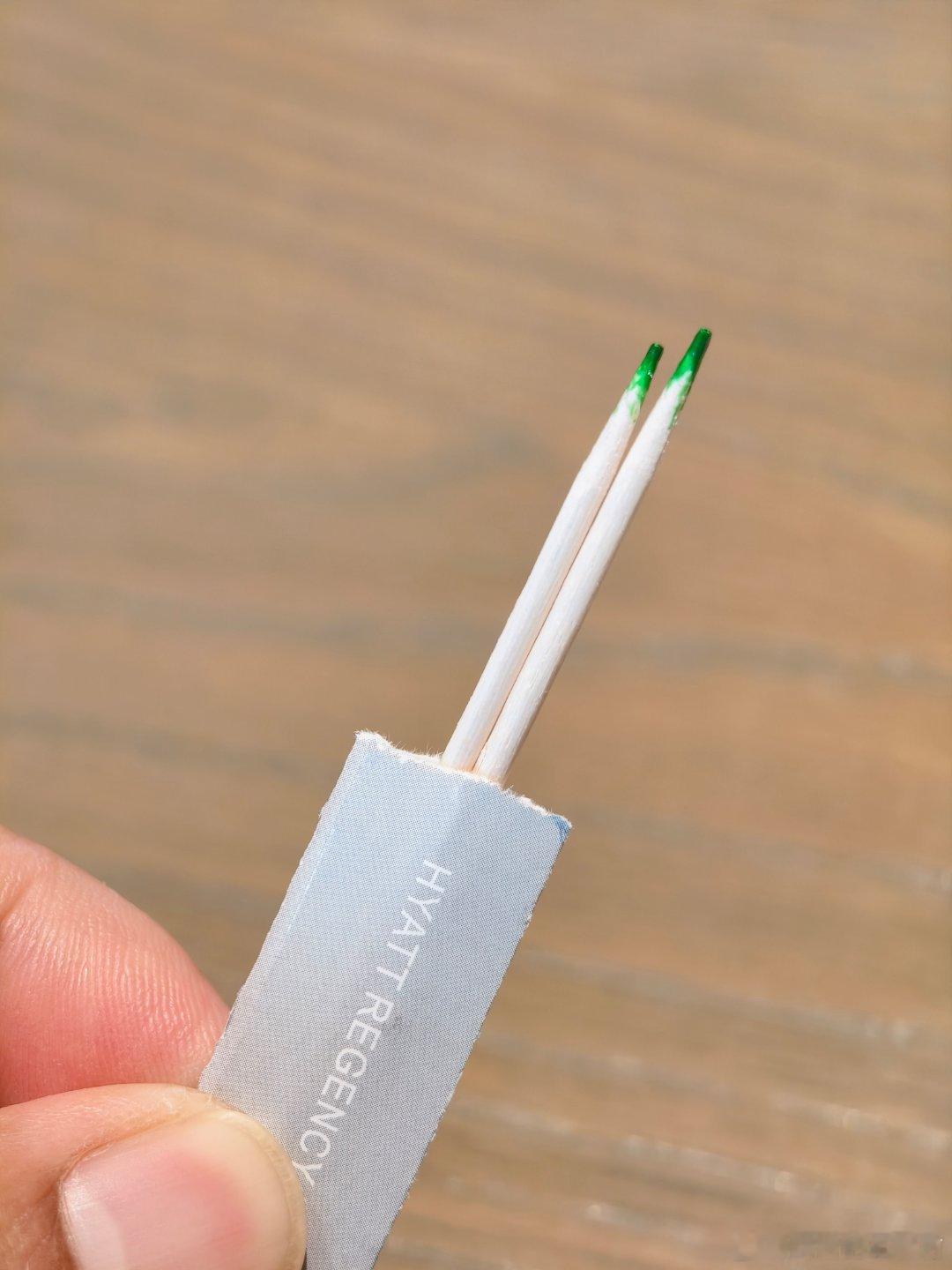 薄荷味的牙签不知道这不属于一种儿时的回忆亦或是属于广东小孩的回忆？反正现在是不多